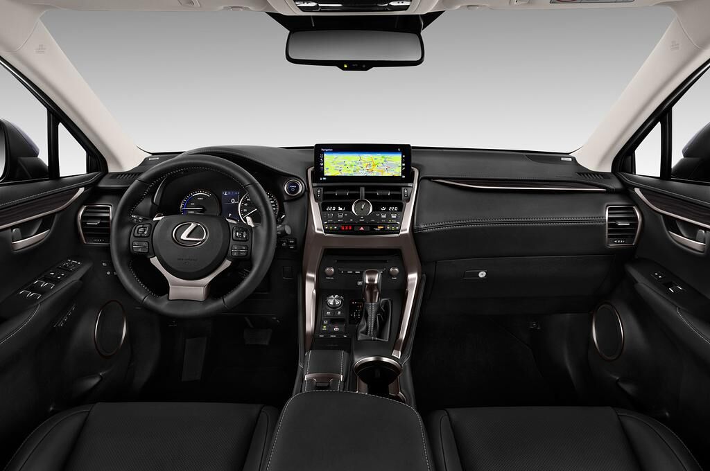 Lexus NX (Baujahr 2018) Executive Line 5 Türen Cockpit und Innenraum