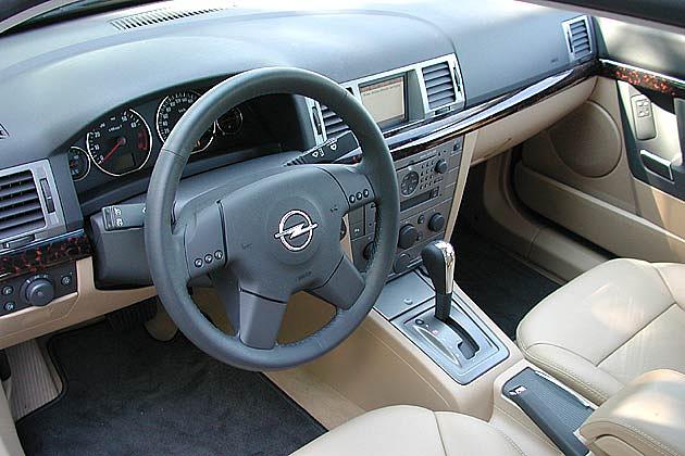 Holzdekor, Leder, hochwertiges Navigationssystem: Wer will, kann seinen Signum sehr komfortabel ausstatten