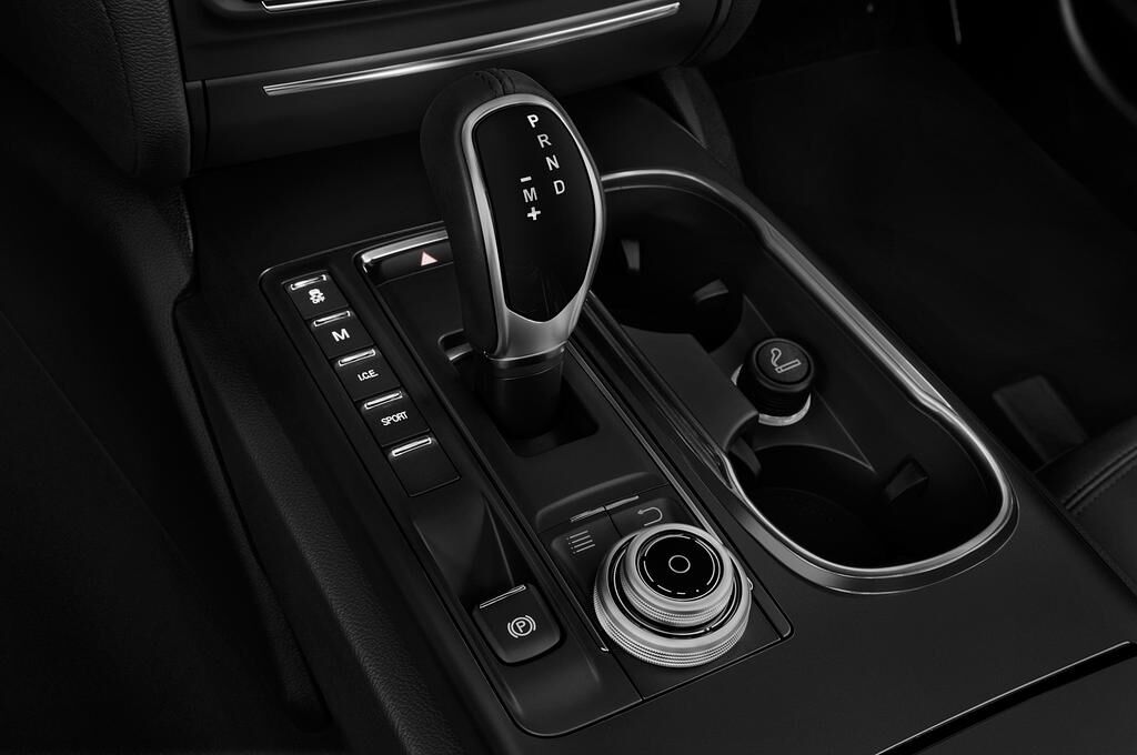 Maserati Ghibli (Baujahr 2018) - 4 Türen Schalthebel