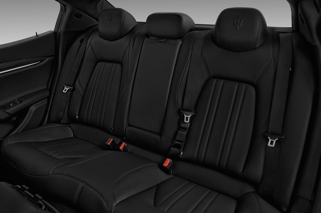 Maserati Ghibli (Baujahr 2018) - 4 Türen Rücksitze