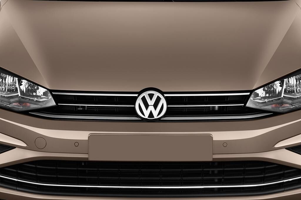 Volkswagen Golf Sportsvan (Baujahr 2018) Comfortline 5 Türen Kühlergrill und Scheinwerfer