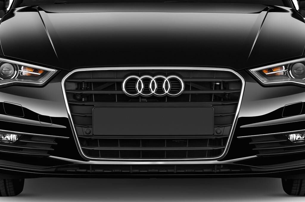 Audi A3 (Baujahr 2016) Ambition 4 Türen Kühlergrill und Scheinwerfer