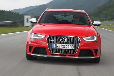 Zu erkennen ist der RS4 Avant unter anderem an seinen silbernen Außenspiegeln und...