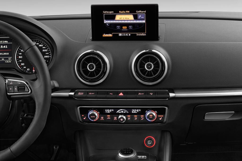 Audi A3 (Baujahr 2016) Ambition 4 Türen Mittelkonsole