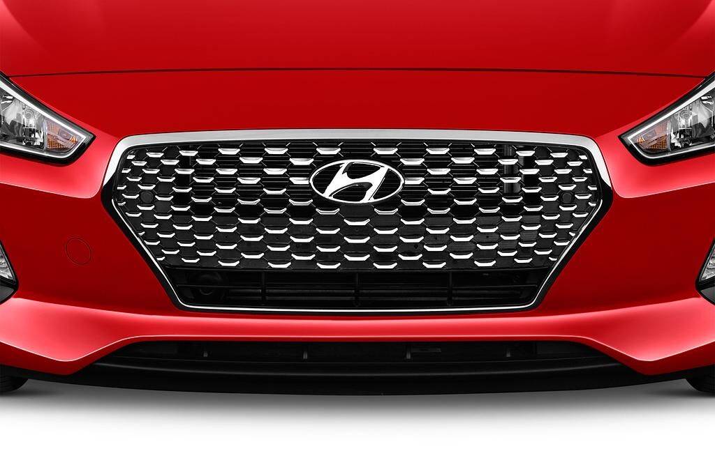 Hyundai i30 (Baujahr 2018) Trend 5 Türen Kühlergrill und Scheinwerfer