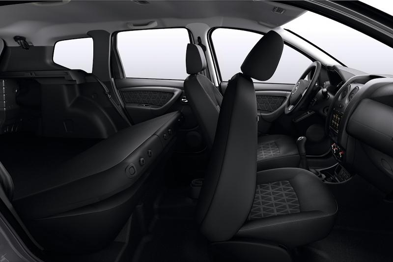 Wenn die Lehnen der Rückbank umgelegt werden, entsteht eine Stufe