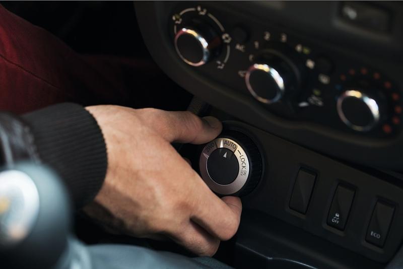 Die Bedienelemente der Klimaanlage sitzen tief