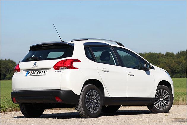 Auffällig: Die Heckleuchten sind C-förmig um die Kanten gezogen