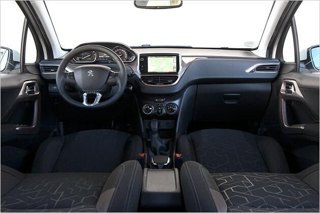 Das große Mitteldisplay ist bei der Linie Active ab Werk dabei