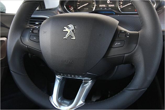 Am Lenkrad gibt es Bedientasten für Radio und Bluetooth-Telefon