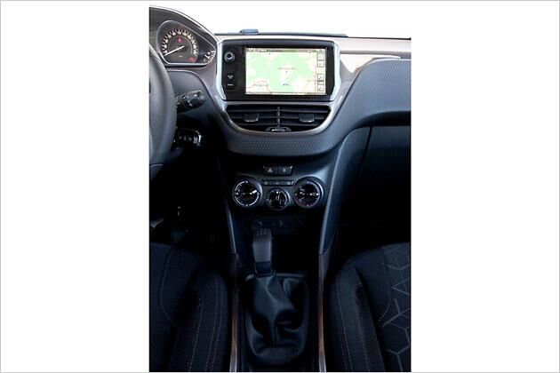 Ab Werk gibt es im Active eine Klimaanlage, eine Klimaautomatik ist für 400 Euro extra zu haben