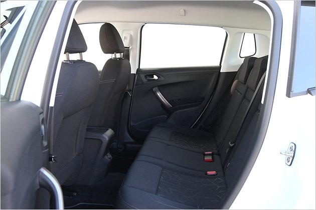 Im Fond gibt es viel Platz für Kopf und Knie