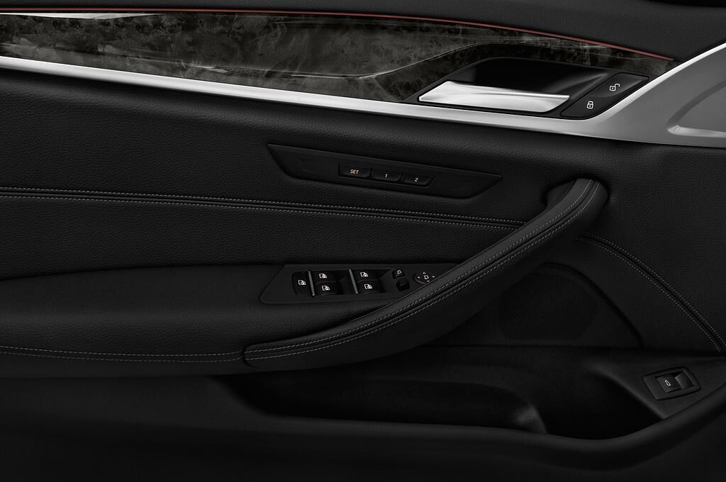BMW 5 Series (Baujahr 2018) Sport 4 Türen Bedienungselemente Tür