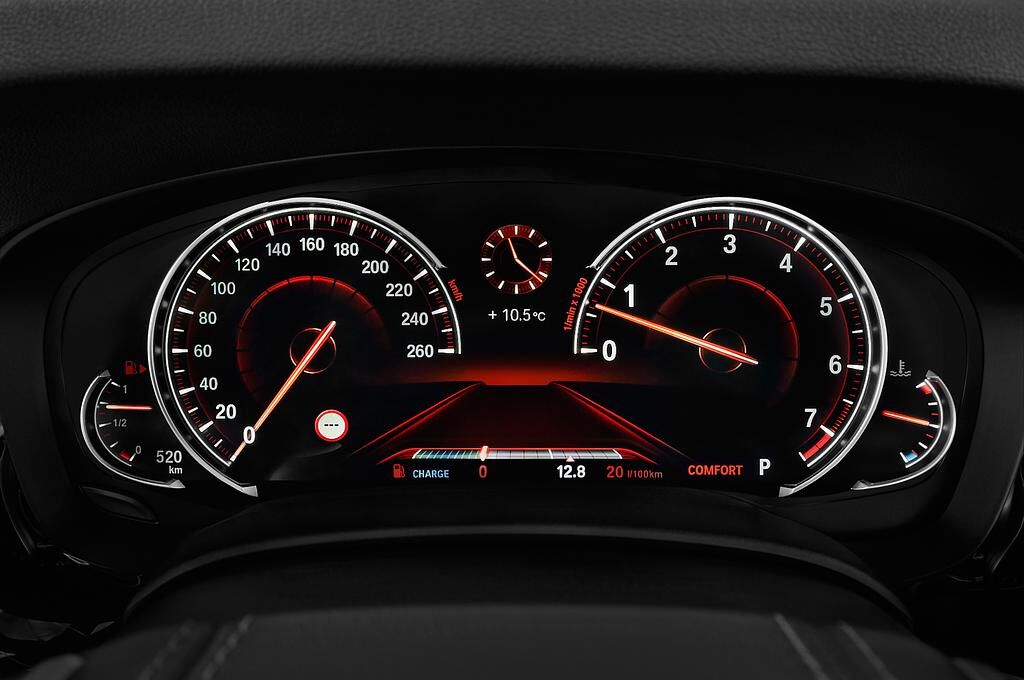 BMW 5 Series (Baujahr 2018) Sport 4 Türen Tacho und Fahrerinstrumente