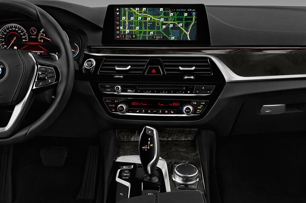 BMW 5 Series (Baujahr 2018) Sport 4 Türen Mittelkonsole