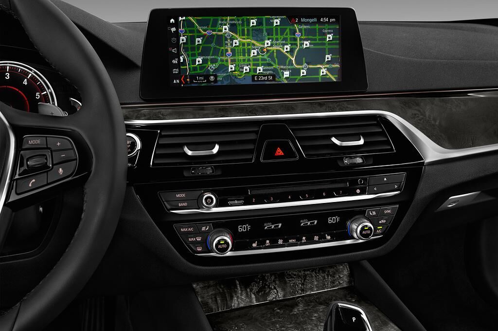 BMW 5 Series (Baujahr 2018) Sport 4 Türen Temperatur und Klimaanlage