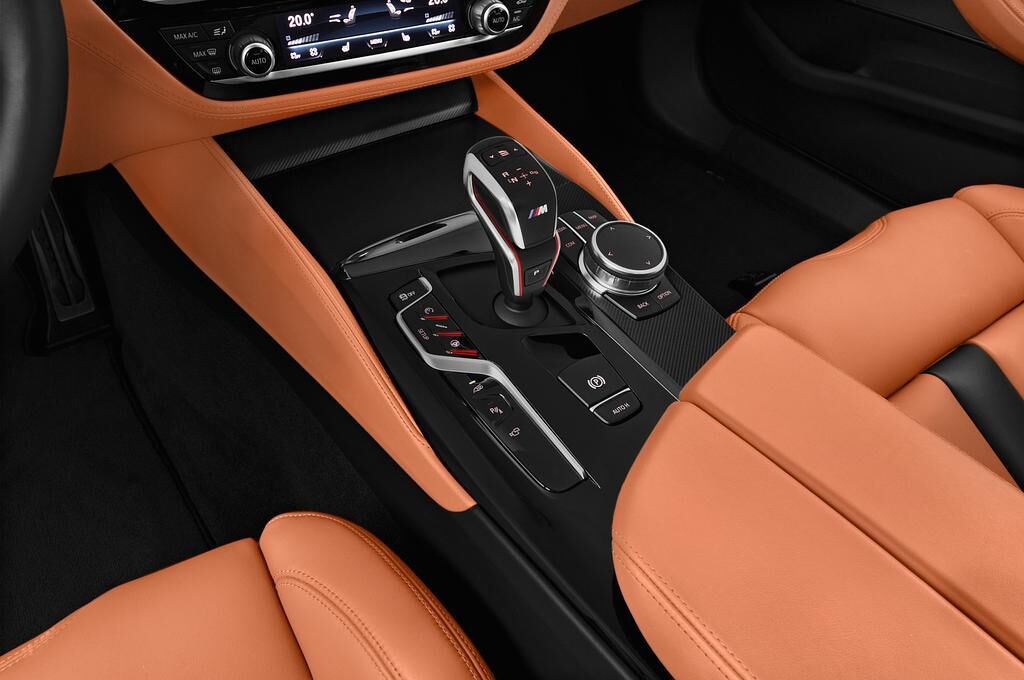 BMW M5 (Baujahr 2018) - 4 Türen Schalthebel