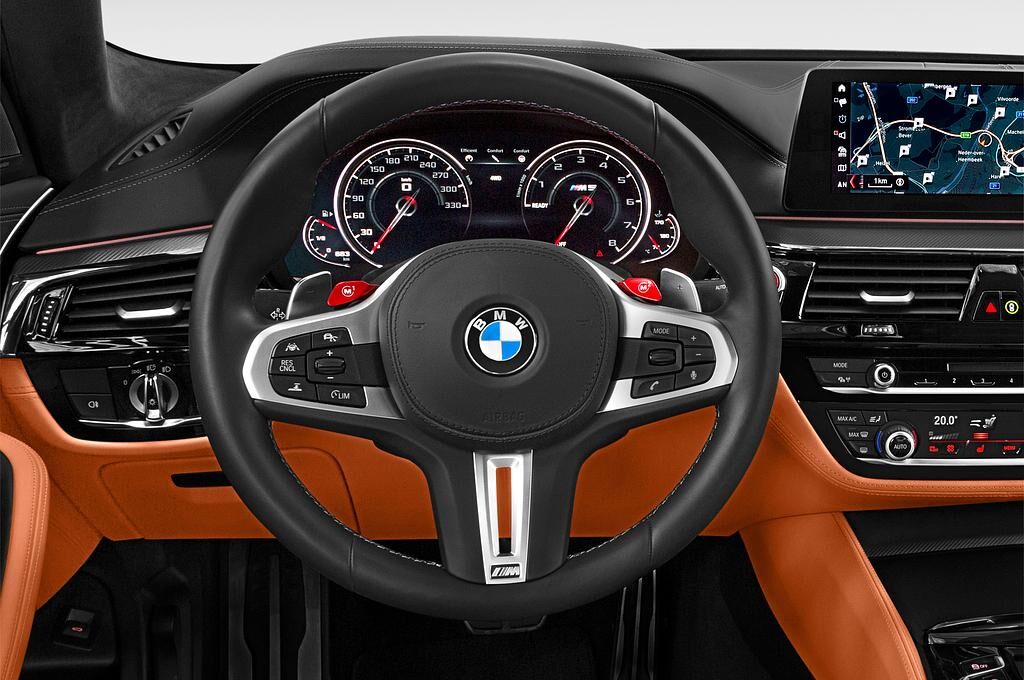 BMW M5 (Baujahr 2018) - 4 Türen Lenkrad