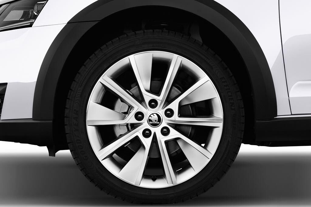 Skoda Octavia Combi (Baujahr 2017) Scout 5 Türen Reifen und Felge