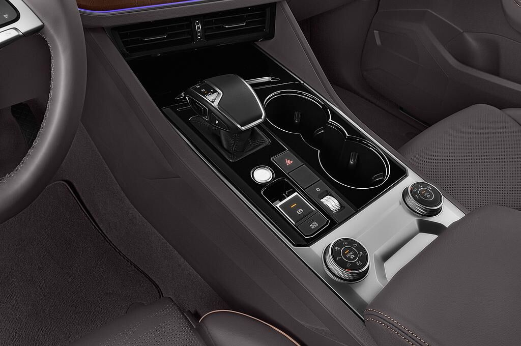 Volkswagen Touareg (Baujahr 2018) Design-Paket Atmosphere 5 Türen Schalthebel