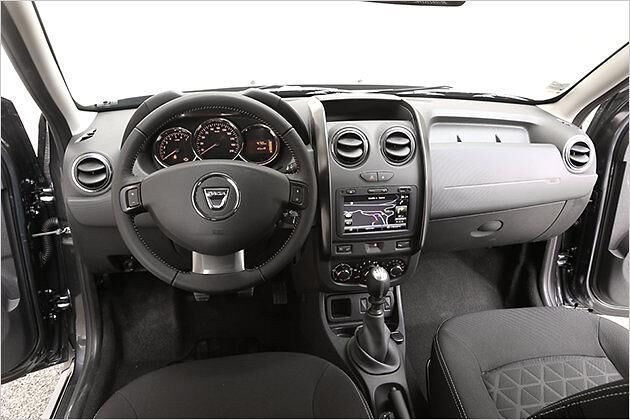 Typisch Dacia: Im modifizierten Cockpit dominiert Hartplastik