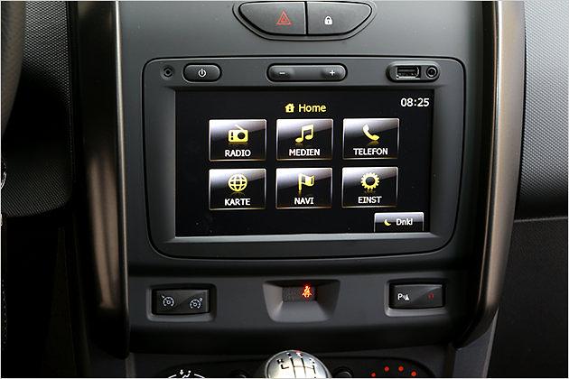 Das günstige Navi arbeitet sehr gut, ist aber zu tief abgeordnet. Links darunter ist der Schalter für den Tempomat