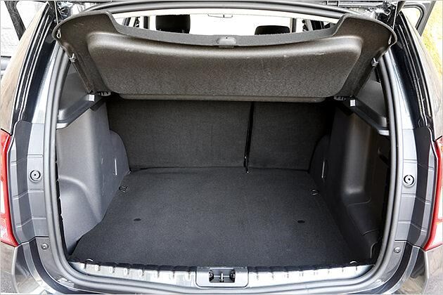 In den Kofferraum des Duster mit Frontantrieb passen ordentliche 475 Liter Gepäck