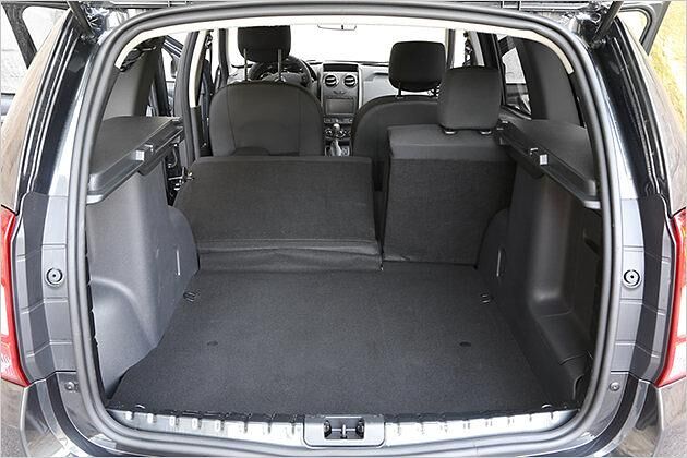 Erst ab der zweithöchsten Ausstattungslinie lassen sich die hinteren Lehnen geteilt umlegen