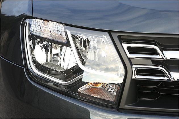 Beinahe Premium: Das Scheinwerfer-Innenleben in Chrom-Optik macht was her