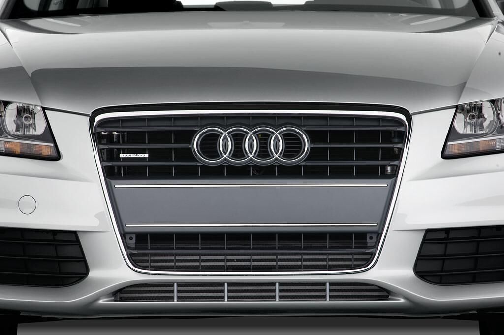 Audi A4 (Baujahr 2010) Ambition 4 Türen Kühlergrill und Scheinwerfer