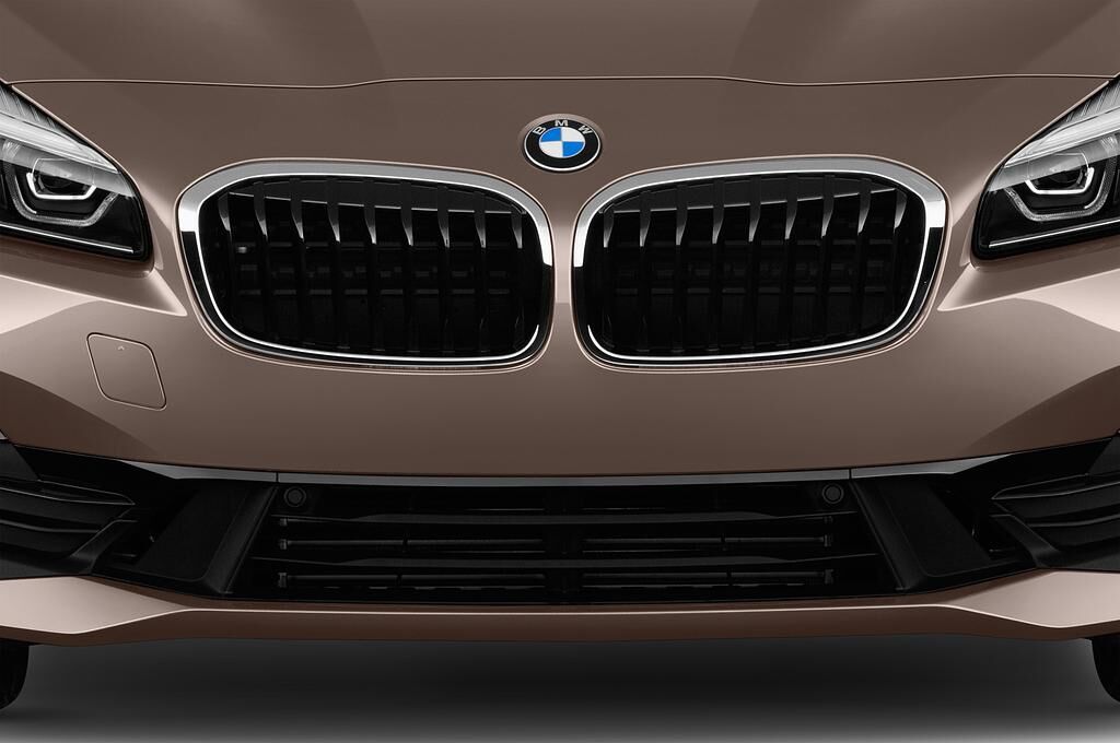 BMW 2 Series Active Tourer (Baujahr 2018) iperformance Sport Line 5 Türen Kühlergrill und Scheinwerfer