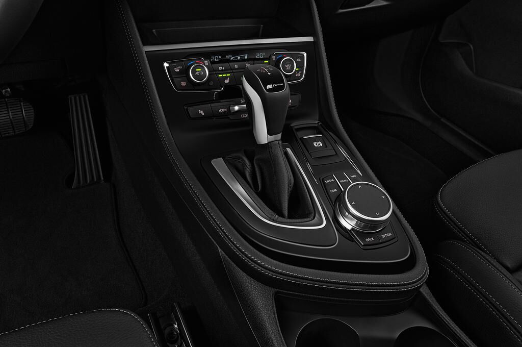 BMW 2 Series Active Tourer (Baujahr 2018) iperformance Sport Line 5 Türen Schalthebel