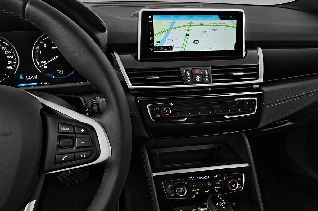 BMW 2 Series Active Tourer (Baujahr 2018) iperformance Sport Line 5 Türen Temperatur und Klimaanlage