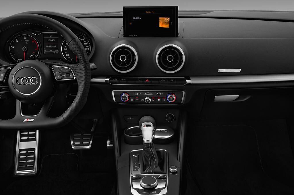 Audi A3 (Baujahr 2017) - 4 Türen Mittelkonsole