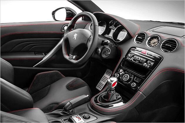 Das Cockpit ist überwiegend in dunklen Tönen gehalten