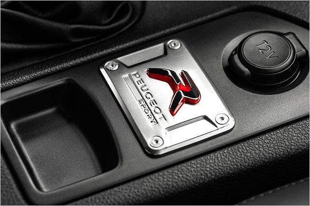 In der Mittelkonsole ist eine spezielle Plakette angebracht. Das R steht übrigens für Racing