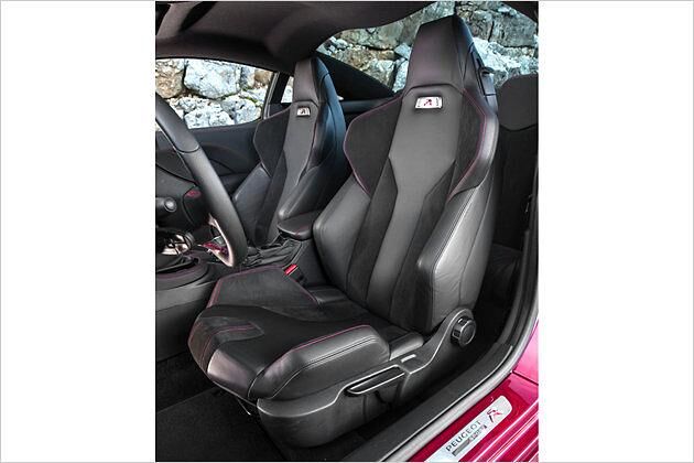 Eng geschnittene Sportsitze geben guten Seitenhalt