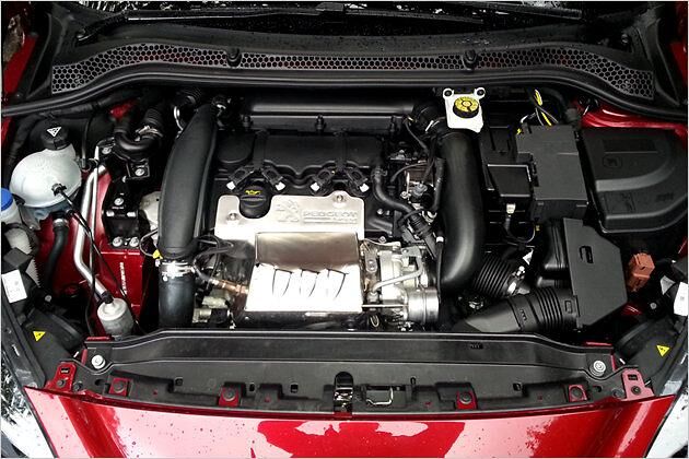 Der Vierzylinder-Benziner holt dank Turboaufladung aus 1,6 Liter Hubraum 270 PS