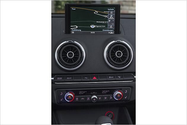 Der Multifunktionsbildschirm fährt aus dem Armaturenbrett heraus