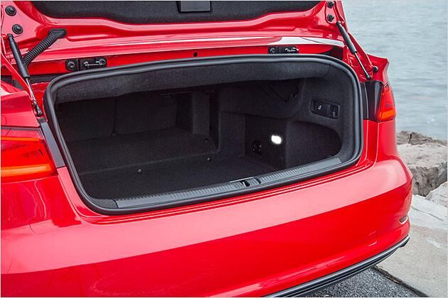 Bei geschlossenem Verdeck fasst der Gepäckraum 320 Liter