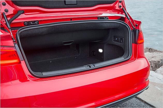 Ist das Verdeck zusammengelegt, verringert sich die Kapazität des Kofferraums auf 275 Liter