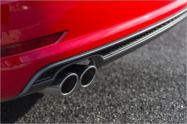 Die Abgase werden über zwei Endrohre - hier in verchromter Ausführung - ins Freie geblasen