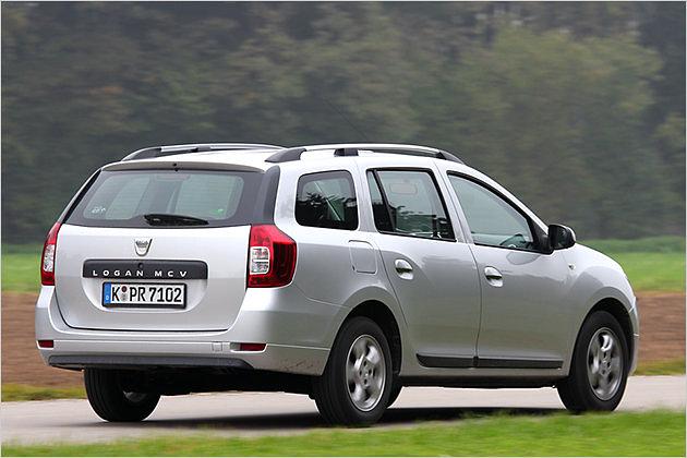 Auffallend sind die schwarzen Blenden über den Heckleuchten