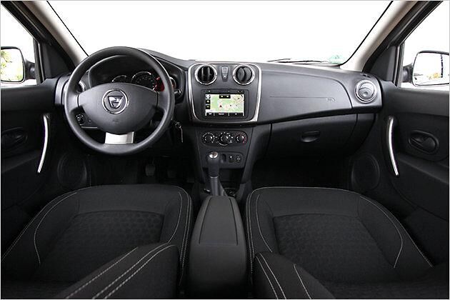 Ein überschaubares Cockpit mit viel Kunststoff erwartet uns im Innenraum