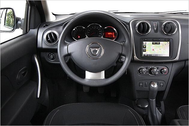 Das Lenkrad aus glitschigem Plastik liegt nicht gut in der Hand