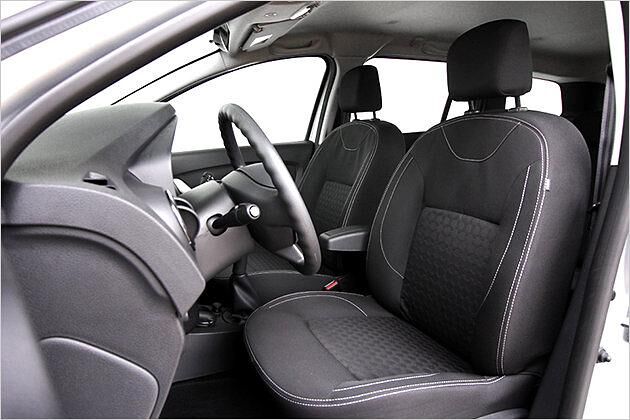 Die weichen Sitze geben nur schlechten Seitenhalt und sind bei längerer Fahrt unbequem