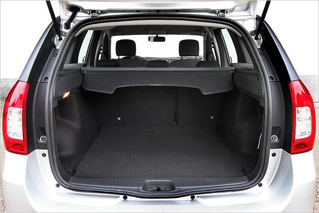 Schon ohne Umklappen der Sitze fasst der Kofferraum 573 Liter