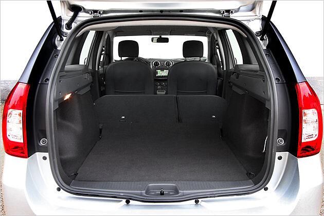 Mit umgeklappter Rückbank kann man 1.518 Liter zuladen. Interessant: Die Plastikabdeckung der Ladekante