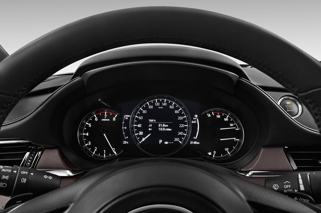 Mazda Mazda6 (Baujahr 2018) Sports Line 4 Türen Tacho und Fahrerinstrumente