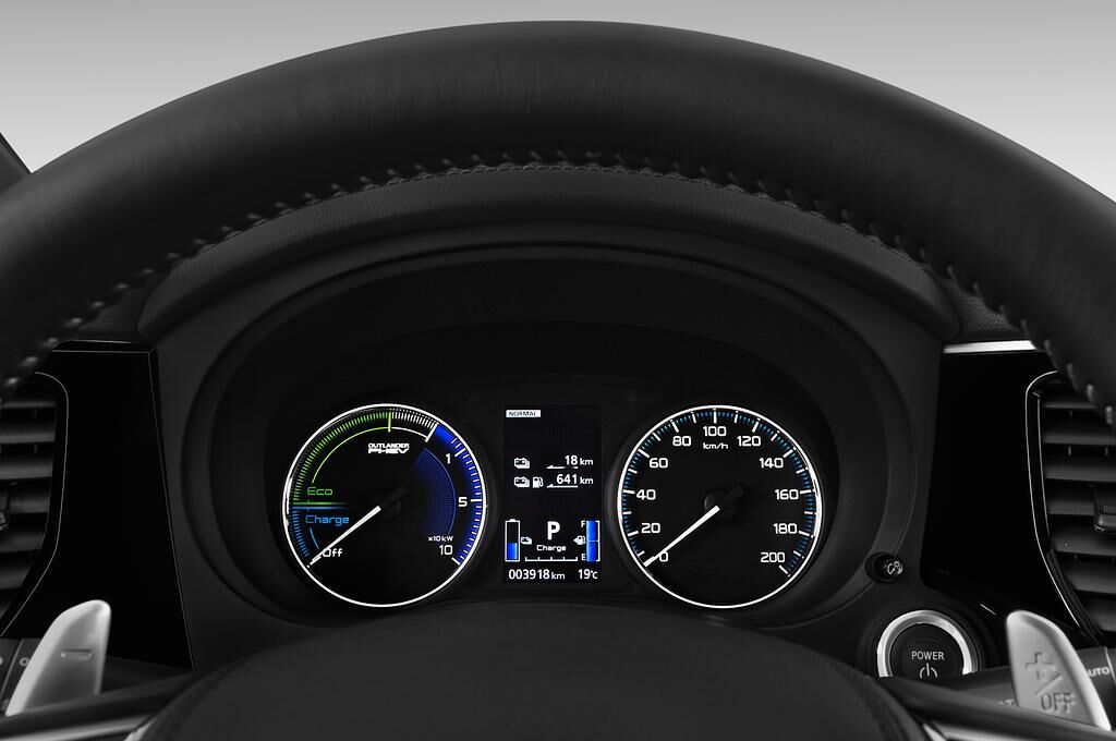 Mitsubishi Outlander Plug-in Hybrid (Baujahr 2018) Plus 5 Türen Tacho und Fahrerinstrumente